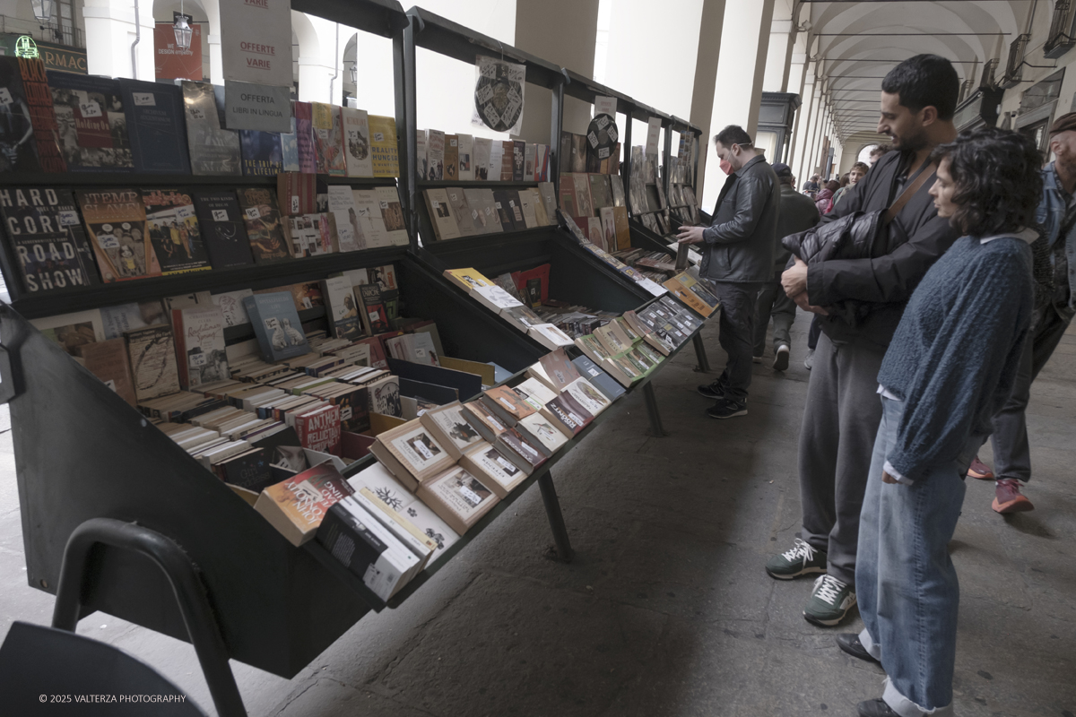 DSCF0297.jpg - 04/10/205. Torimo. Torino ha appena festeggiato il 18° compleanno di Portici di Carta, l'evento che da quasi due decenni trasforma il centro città in una grande libreria a cielo aperto ì, nella foto epositori e visitatorei in via PO