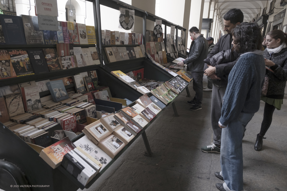 DSCF0300.jpg - 04/10/205. Torimo. Torino ha appena festeggiato il 18° compleanno di Portici di Carta, l'evento che da quasi due decenni trasforma il centro città in una grande libreria a cielo aperto ì, nella foto epositori e visitatorei in via PO
