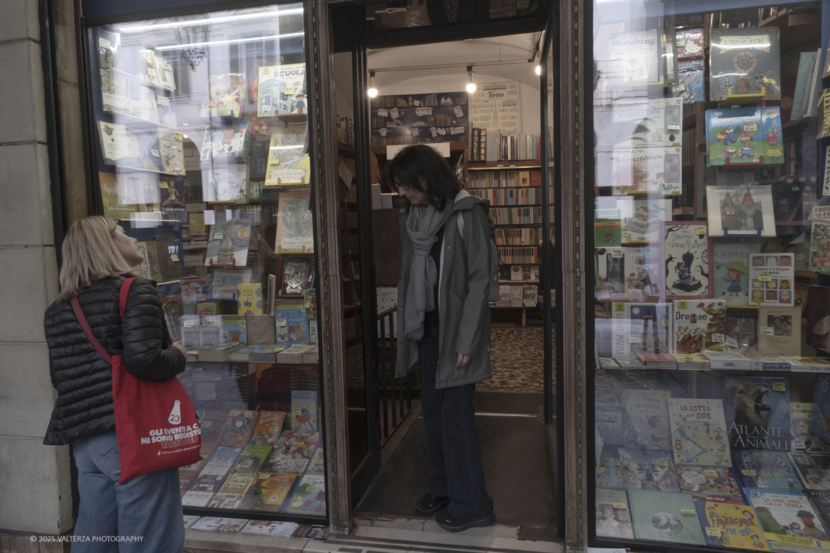 DSCF0302.jpg - 04/10/205. Torimo. Torino ha appena festeggiato il 18° compleanno di Portici di Carta, l'evento che da quasi due decenni trasforma il centro città in una grande libreria a cielo aperto ì, nella foto epositori e visitatorei in via PO