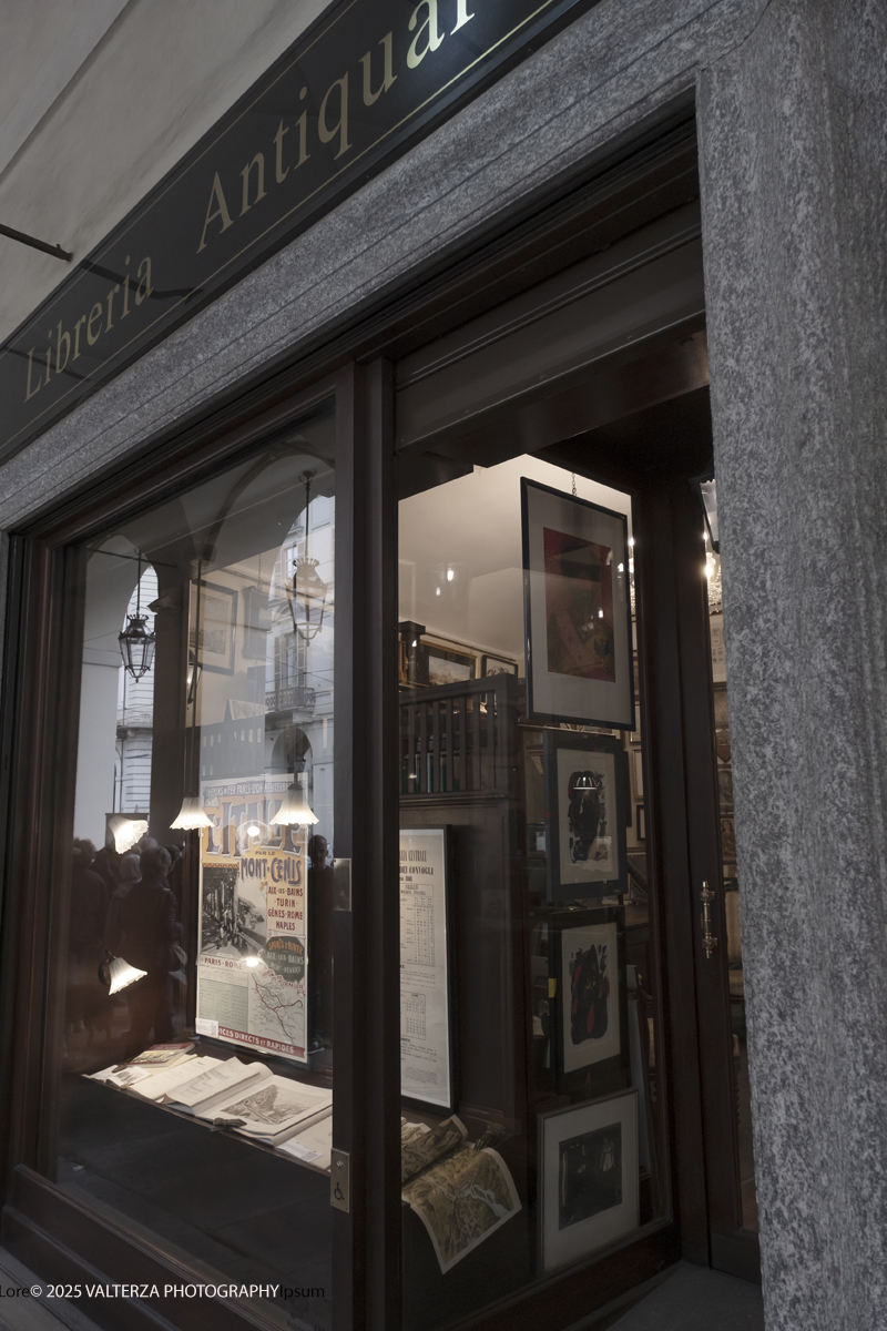 DSCF0319.jpg - 04/10/205. Torimo. Torino ha appena festeggiato il 18° compleanno di Portici di Carta, l'evento che da quasi due decenni trasforma il centro città in una grande libreria a cielo aperto ì, nella foto epositori e visitatorei in via PO