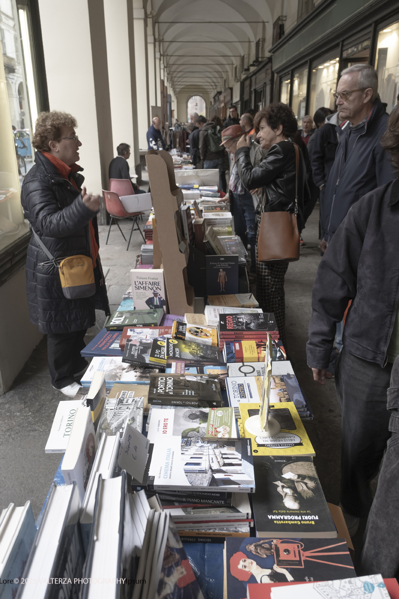 DSCF0322.jpg - 04/10/205. Torimo. Torino ha appena festeggiato il 18° compleanno di Portici di Carta, l'evento che da quasi due decenni trasforma il centro città in una grande libreria a cielo aperto ì, nella foto epositori e visitatorei in via PO
