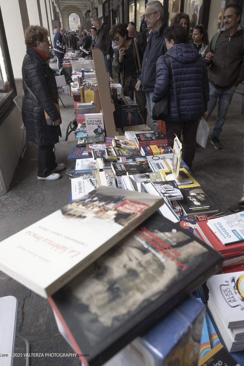 DSCF0327.jpg - 04/10/205. Torimo. Torino ha appena festeggiato il 18° compleanno di Portici di Carta, l'evento che da quasi due decenni trasforma il centro città in una grande libreria a cielo aperto ì, nella foto epositori e visitatorei in via PO