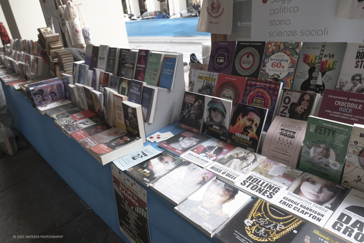 DSCF0338.jpg - 04/10/205. Torimo. Torino ha appena festeggiato il 18° compleanno di Portici di Carta, l'evento che da quasi due decenni trasforma il centro città in una grande libreria a cielo aperto ì, nella foto epositori e visitatorei in via PO