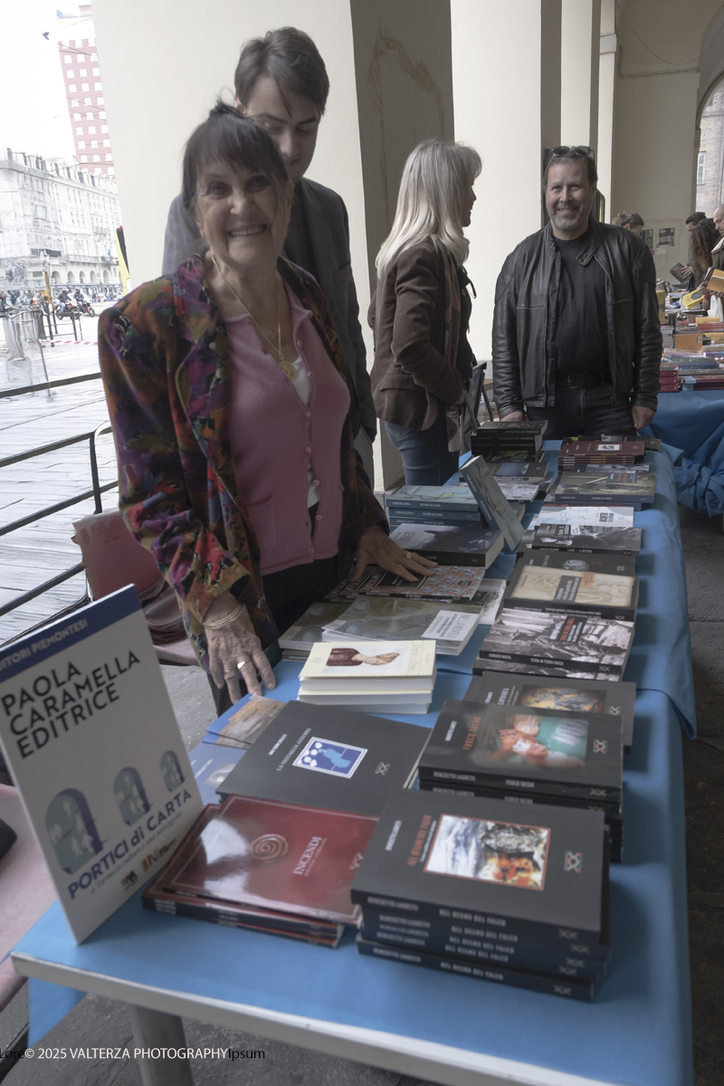 DSCF0350.jpg - 04/10/205. Torimo. Torino ha appena festeggiato il 18° compleanno di Portici di Carta, l'evento che da quasi due decenni trasforma il centro città in una grande libreria a cielo aperto ì, nella foto epositori e visitatorei in via PO