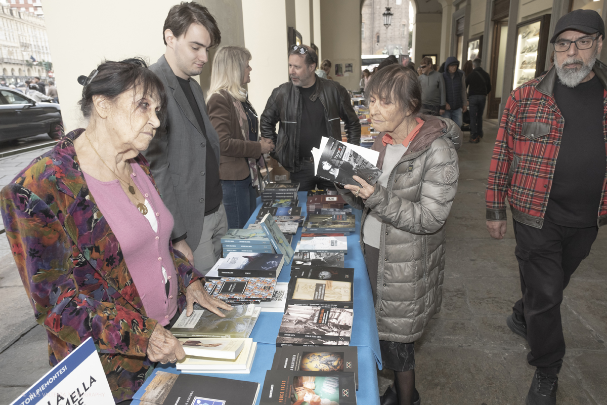 DSCF0355.jpg - 04/10/205. Torimo. Torino ha appena festeggiato il 18° compleanno di Portici di Carta, l'evento che da quasi due decenni trasforma il centro città in una grande libreria a cielo aperto ì, nella foto epositori e visitatorei in via PO