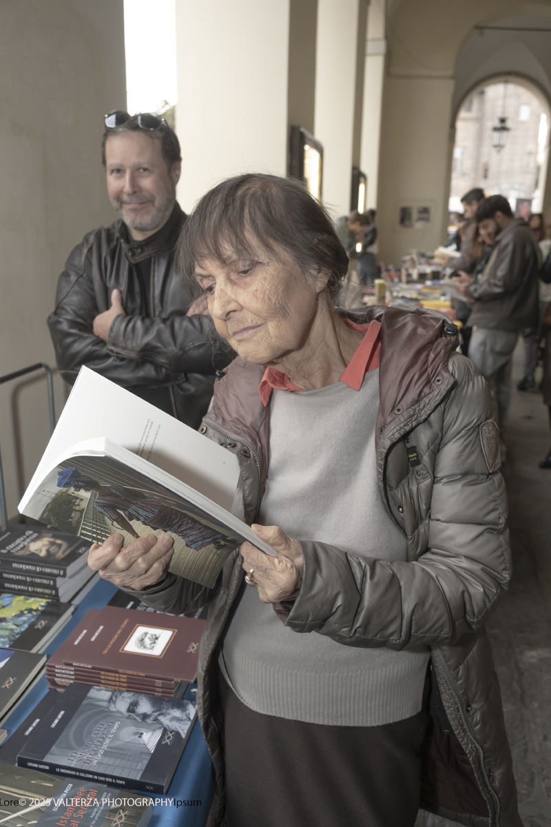 DSCF0359.jpg - 04/10/205. Torimo. Torino ha appena festeggiato il 18° compleanno di Portici di Carta, l'evento che da quasi due decenni trasforma il centro città in una grande libreria a cielo aperto ì, nella foto epositori e visitatorei in via PO