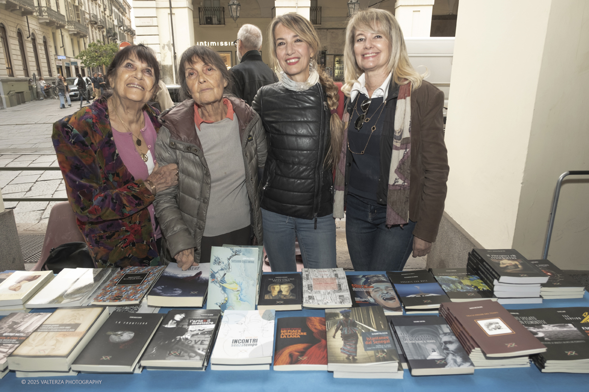 DSCF0363.jpg - 04/10/205. Torimo. Torino ha appena festeggiato il 18° compleanno di Portici di Carta, l'evento che da quasi due decenni trasforma il centro città in una grande libreria a cielo aperto ì, nella foto epositori e visitatorei in via PO