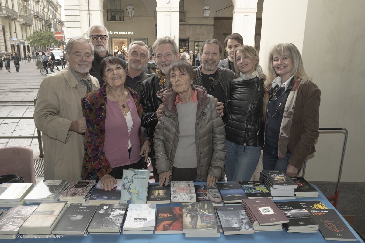 DSCF0365-2.jpg - 04/10/205. Torimo. Torino ha appena festeggiato il 18° compleanno di Portici di Carta, l'evento che da quasi due decenni trasforma il centro città in una grande libreria a cielo aperto ì, nella foto epositori e visitatorei in via PO