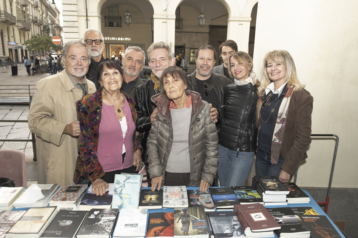 DSCF0366-2.jpg - 04/10/205. Torimo. Torino ha appena festeggiato il 18° compleanno di Portici di Carta, l'evento che da quasi due decenni trasforma il centro città in una grande libreria a cielo aperto ì, nella foto epositori e visitatorei in via PO