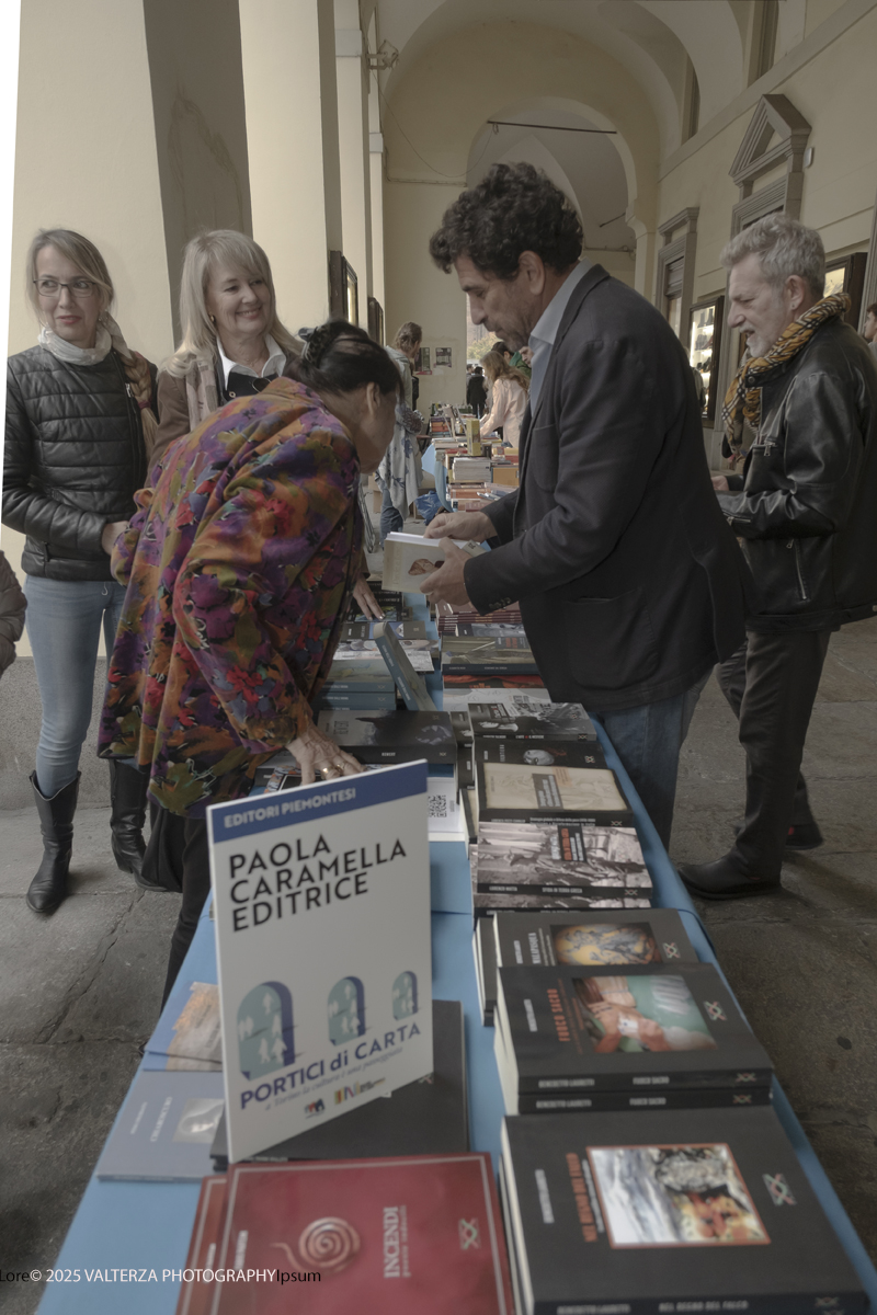 DSCF0369.jpg - 04/10/205. Torimo. Torino ha appena festeggiato il 18° compleanno di Portici di Carta, l'evento che da quasi due decenni trasforma il centro città in una grande libreria a cielo aperto ì, nella foto epositori e visitatorei in via PO