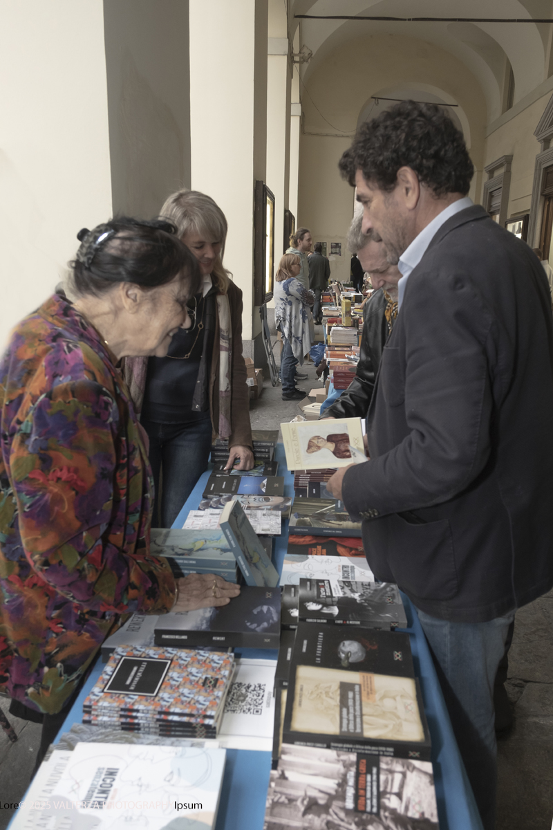 DSCF0373.jpg - 04/10/205. Torimo. Torino ha appena festeggiato il 18° compleanno di Portici di Carta, l'evento che da quasi due decenni trasforma il centro città in una grande libreria a cielo aperto ì, nella foto epositori e visitatorei in via PO