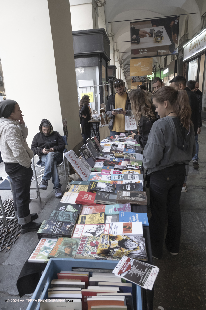 DSCF0375.jpg - 04/10/205. Torimo. Torino ha appena festeggiato il 18° compleanno di Portici di Carta, l'evento che da quasi due decenni trasforma il centro città in una grande libreria a cielo aperto ì, nella foto epositori e visitatorei in via PO
