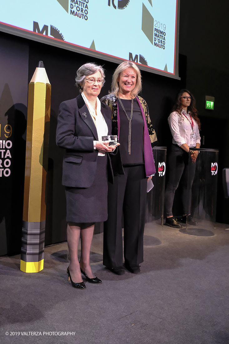 _DSF1422.jpg - 15/10/2019. Torino. Matita d'oro 2019. Anche quest'anno il Mauto ha assegnato i suoi prestigiosi premi al mondo dell'automobile. Nella foto Il premio MAUTO per lâ€™ingegneria va  alla memoria di SERGIO SARTORELLI (2009) per lâ€™importante contributo in qualitÃ  di progettista e ingegnere dellâ€™automobile, a 10 anni dalla scomparsa. Ritira il premio, consegnato dalla direttrice del Museo Mariella Mengozzi , la vedova.