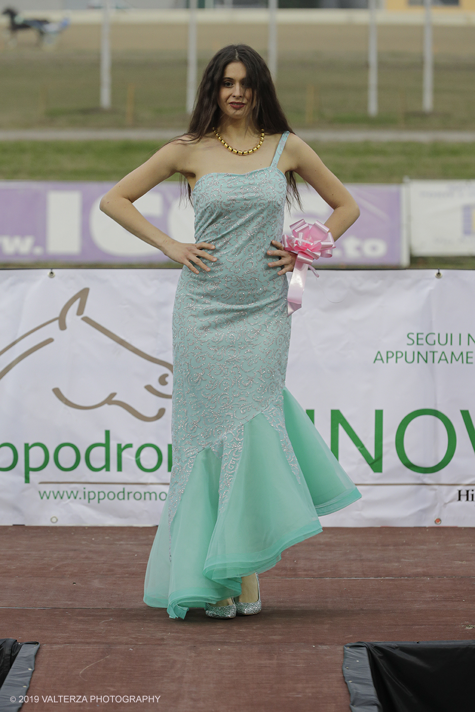 _G3I0873.jpg - 01/11/2019. Ippodromo di Vinovo. Cerimonia del conferimento del Premio ad Holgert Ehlert con Simona Faccioli titolare di Arte e Moda Scuola Torino modelle vestite Tiffany by Olesea Suharenco. Presenta Elia Tarantino