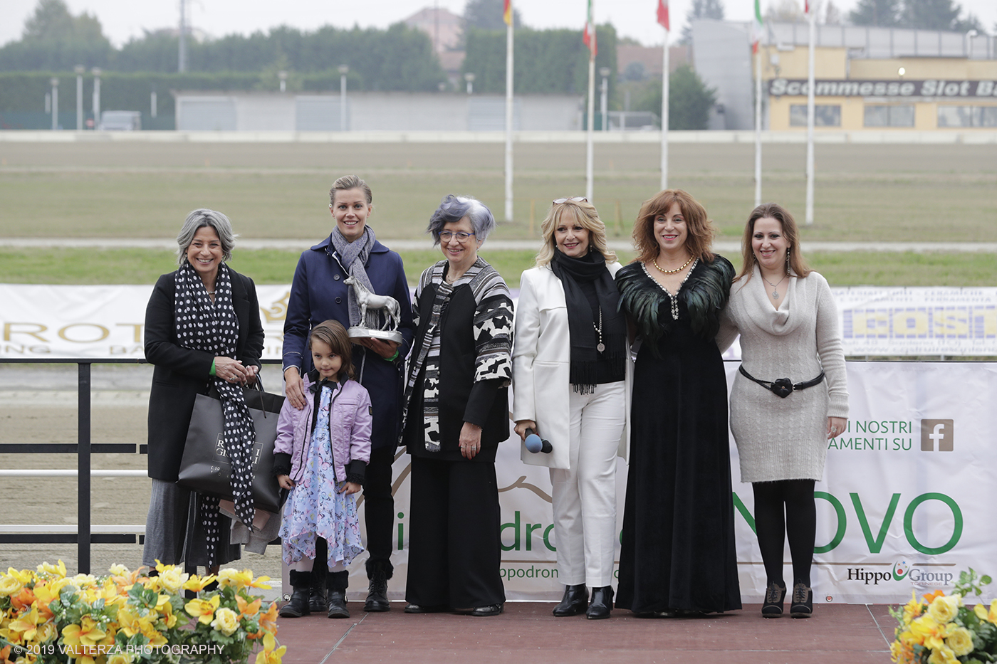 _G3I9067.jpg - 01/11/2019. Ippodromo di Vinovo. Foto di guppo con Elia Tarantino, la titolare di Bijoux Zsiska,  Samantha Caputi, la presentatrice del concorso ippico