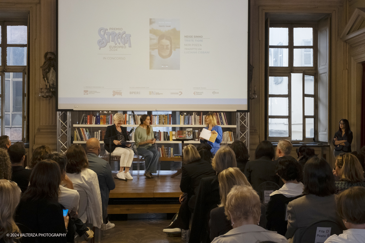 _DSF2695.jpg - 12/05/2024. Torino. Proclamazione dell'opera vincitrice alla presenza dei cinque finalisti candidati al circolo dei lettori. Nella foto un momento della intervista alla vincitrice del concorso Neige Sinno.