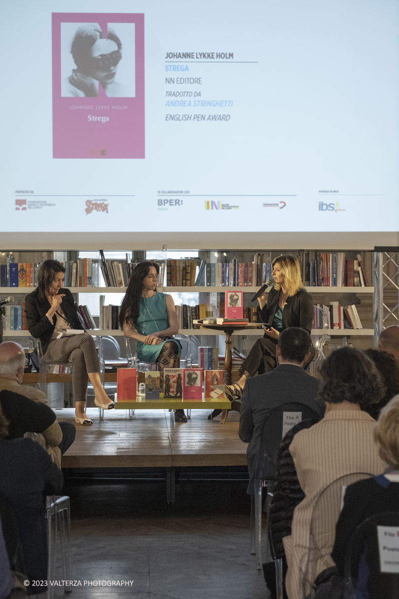 _DSF6899.jpg - 21/05/2023. Torino. Il premio viene assegnato ogni anno da una giuria composta da 24 scrittrici e scrittori italiani vincitori e finalisti del Premio Strega.- Nella foto un momento della intervista a Johanne Lykke Holm condotta dalla giornalista Eva Giovannini