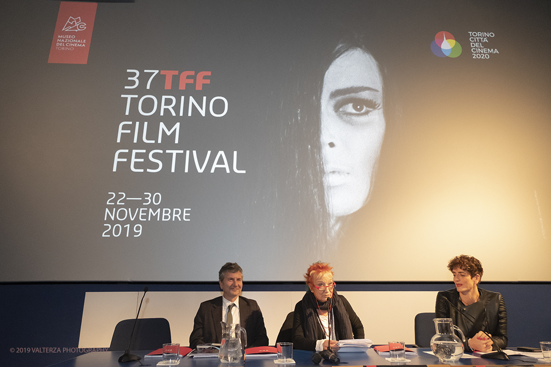 _DSF4576.jpg - Al 37/mo Torino Film Festival (22-30 novembre), presentato oggi a Torino dalla direttrice Emanuela Martini nel segno di varietÃ , qualitÃ  e low budget (1.900.000 euro) si vedranno 197 film di cui 142 lungometraggi e 15 titoli internazionali. Nella foto  il tavolo dei relatori della conferenza stampa, da sx  Domenico de Gaetano direttore del Museo del Cinema, Emanuela Martini direttrice del Tff, Annapaola Venezia Vice Segretario Generale fondazione CRT