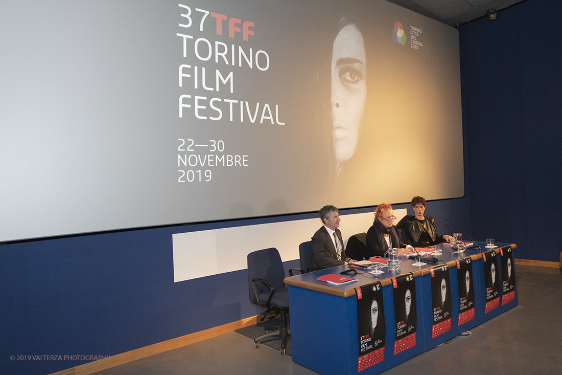 _DSF4661.jpg - Al 37/mo Torino Film Festival (22-30 novembre), presentato oggi a Torino dalla direttrice Emanuela Martini nel segno di varietÃ , qualitÃ  e low budget (1.900.000 euro) si vedranno 197 film di cui 142 lungometraggi e 15 titoli internazionali. Nella foto Nella foto il tavolo dei relatori della conferenza stampa, da sx Domenico de Gaetano direttore del Museo del Cinema, Emanuela Martini direttrice del Tff, Annapaola Venezia Vice Segretario Generale fondazione CRT