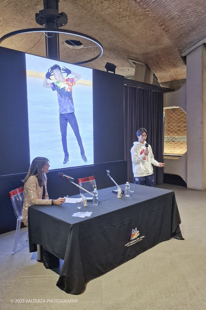 20230130_113820.jpg - 30/01/2023. Torino. Uno show unico che unisce le colonne sonore dei film che hanno fatto la storia del cinema a performance da brividi sul ghiaccio  . Nella foto l'ntervento di Raffaele Francesco Zich pattinatore artistico