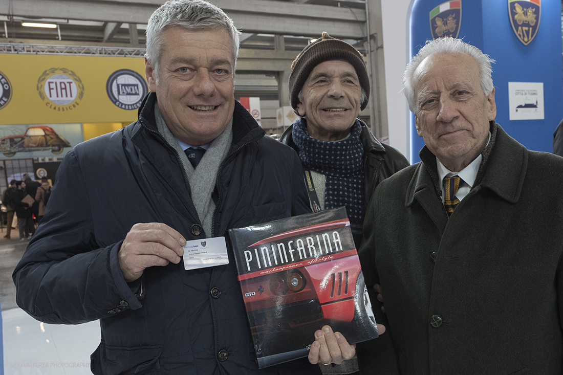 _DSF1867.jpg - 30/01/2020. Torino.  Lingotto Fiere. Automotoclub Storico Italiano e Pininfarina organizzano il â€œConcorso dâ€™Eleganza CittÃ  di Torinoâ€�, evento in programma sabato 30 maggio nella prestigiosa cornice di Piazza San Carlo. Nella foto, nel contesto dell'evento il presidente dell'associazione RACI, Antonio Carella consegna la tessera di Socio a Paolo Pininfarina