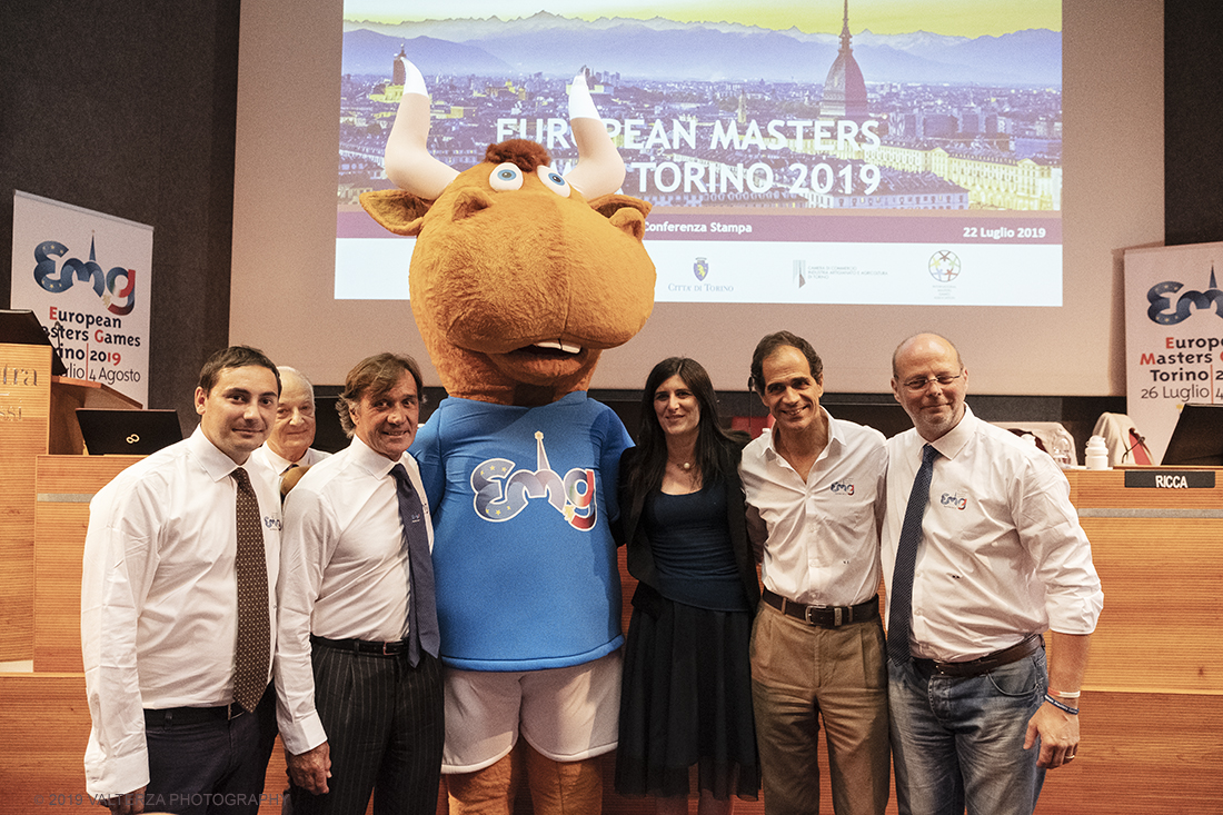 _DSF7485.jpg - 22/07/2019. Torino. Conferenza stampa. Foto di gruppo dei relatori alla conferenza stampa con la mascotte Tor