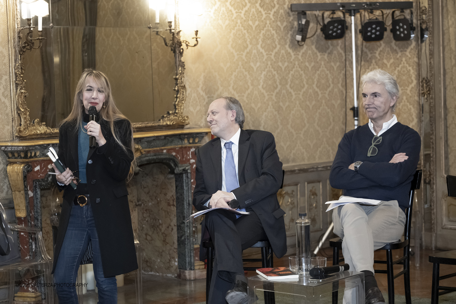 DSCF0039.jpg - 23/02/2025. Torino. Presentazione del libro MI PIACE ANNUSARE LA LANA scritto da Roberto Veronesi ed edito da Paola Caramella Editrice al Circolo della Stampa. Nella foto Alberto Cochis moderatore, Roberto Veronesi e   Paola Caramella editrice che introduce l'evento