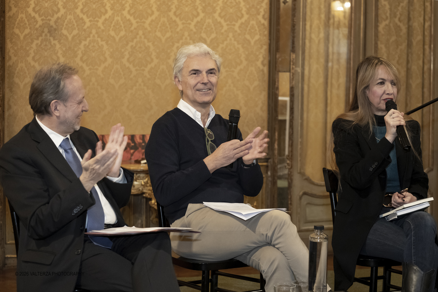 DSCF0062.jpg - 23/02/2025. Torino. Presentazione del libro MI PIACE ANNUSARE LA LANA scritto da Roberto Veronesi ed edito da Paola Caramella Editrice al Circolo della Stampa. Nella foto Alberto Cochis moderatore, Roberto Veronesi e   Paola Caramella editrice che introduce l'evento
