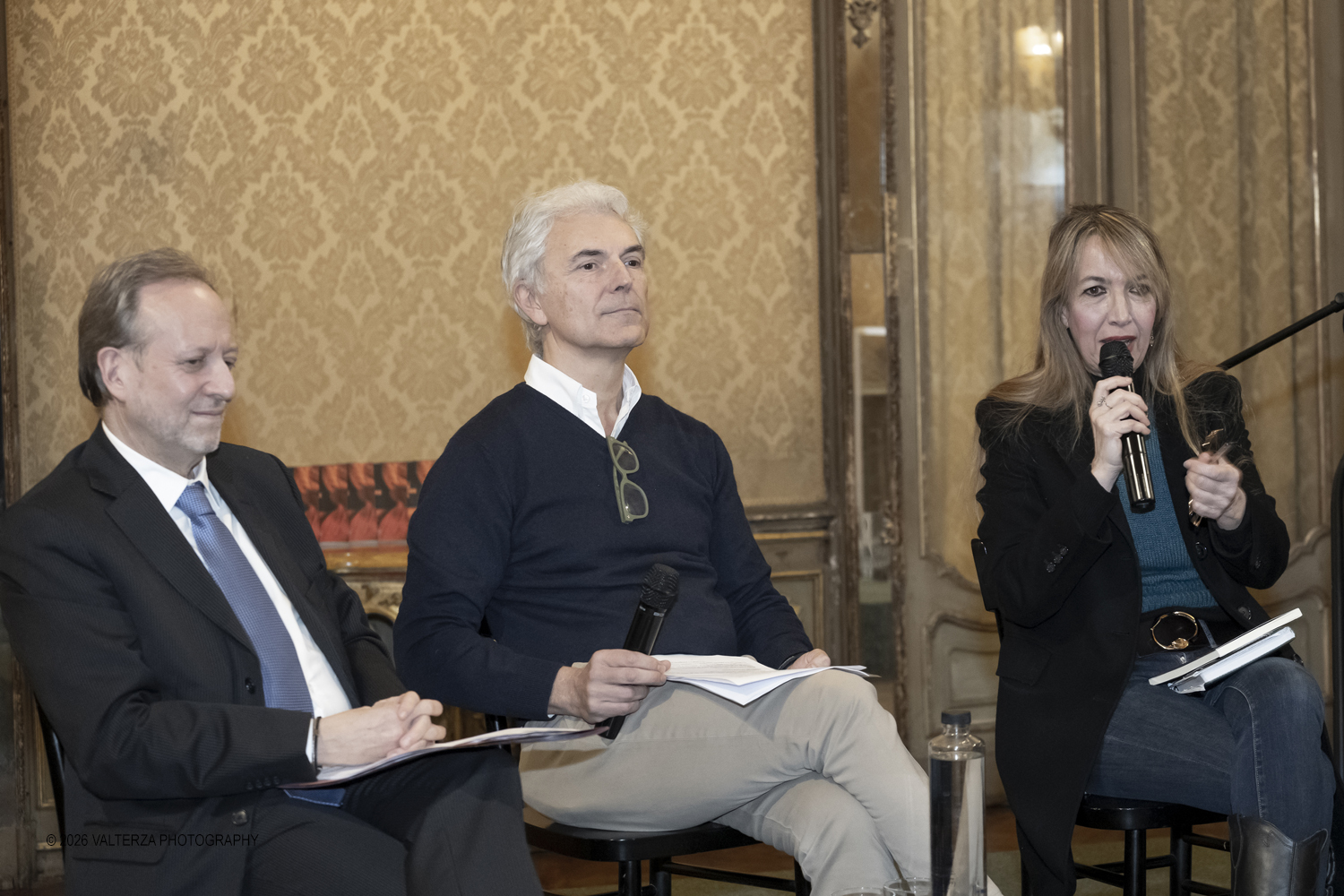 DSCF0063.jpg - 23/02/2025. Torino. Presentazione del libro MI PIACE ANNUSARE LA LANA scritto da Roberto Veronesi ed edito da Paola Caramella Editrice al Circolo della Stampa. Nella foto Alberto Cochis moderatore, Roberto Veronesi e   Paola Caramella editrice che introduce l'evento