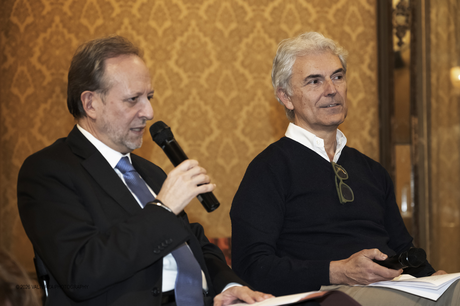 DSCF0081.jpg - 23/02/2025. Torino. Presentazione del libro MI PIACE ANNUSARE LA LANA scritto da Roberto Veronesi ed edito da Paola Caramella Editrice al Circolo della Stampa. Nella foto  Alberto Cochis moderatore, Roberto  Veronesi autore