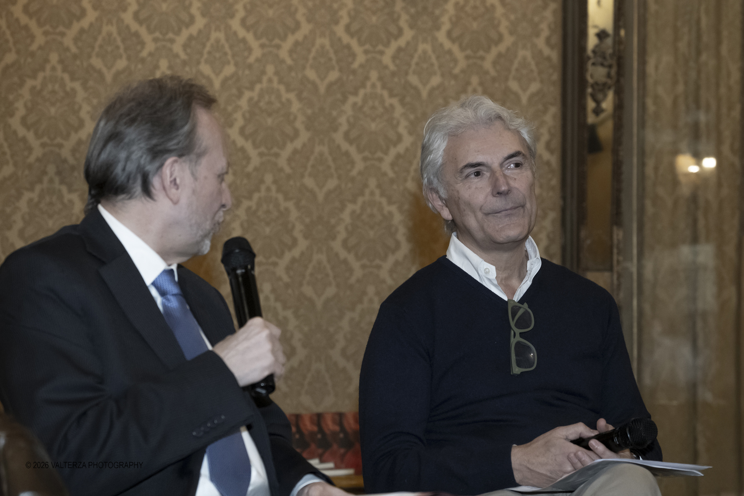 DSCF0083.jpg - 23/02/2025. Torino. Presentazione del libro MI PIACE ANNUSARE LA LANA scritto da Roberto Veronesi ed edito da Paola Caramella Editrice al Circolo della Stampa. Nella foto Alberto Cochis moderatore, Roberto  Veronesi autore