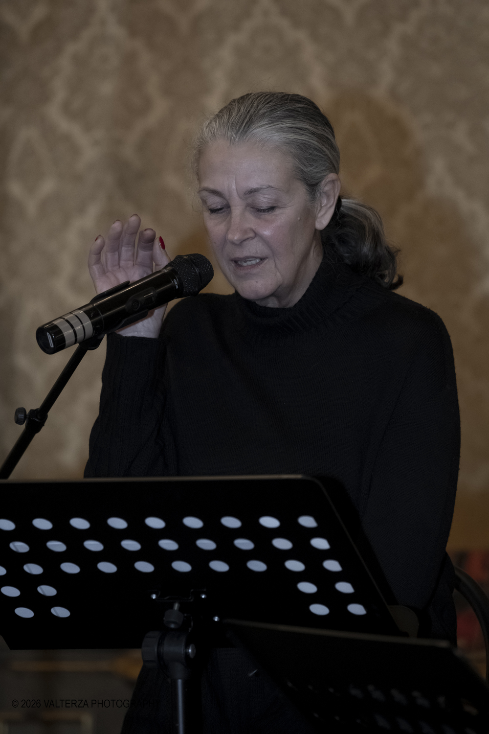 DSCF0087.jpg - 23/02/2025. Torino. Presentazione del libro MI PIACE ANNUSARE LA LANA scritto da Roberto Veronesi ed edito da Paola Caramella Editrice al Circolo della Stampa. Nella foto Roberta Fornier attrice e voce recitante,