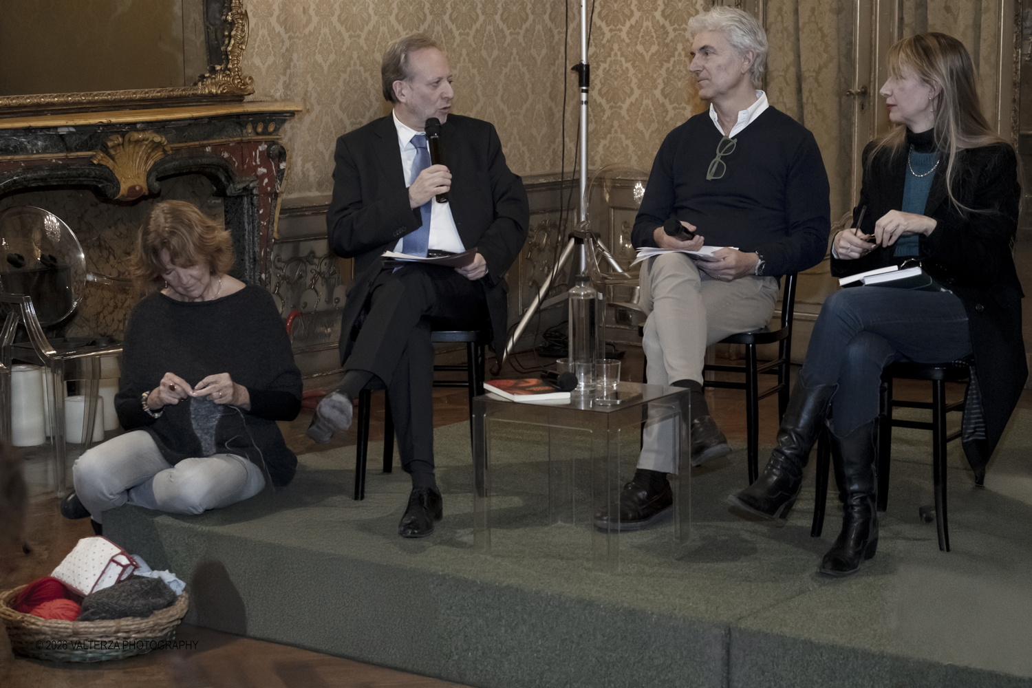DSCF0103.jpg - 23/02/2025. Torino. Presentazione del libro MI PIACE ANNUSARE LA LANA scritto da Roberto Veronesi ed edito da Paola Caramella Editrice al Circolo della Stampa. Nella foto Gabriela Riva ai ferri, Alberto Cochis moderatore, Roberto  Veronesi autore e Paola Caramella Editrice