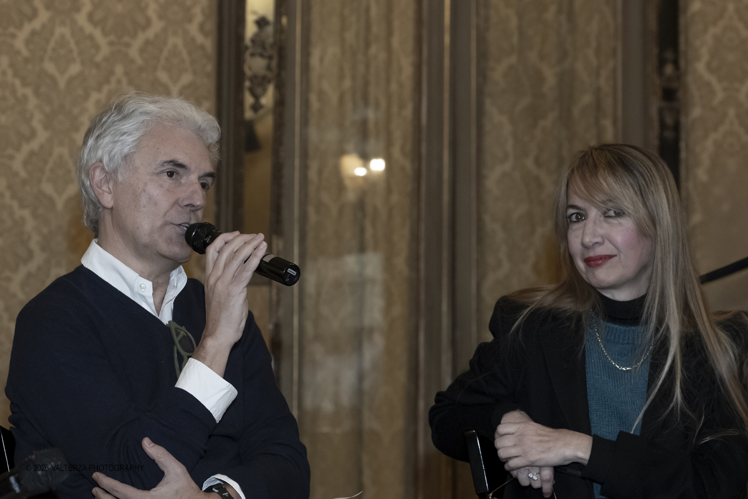 DSCF0119.jpg - 23/02/2025. Torino. Presentazione del libro MI PIACE ANNUSARE LA LANA scritto da Roberto Veronesi ed edito da Paola Caramella Editrice al Circolo della Stampa. Nella foto   Roberto  Veronesi autore e Paola Caramella Editrice