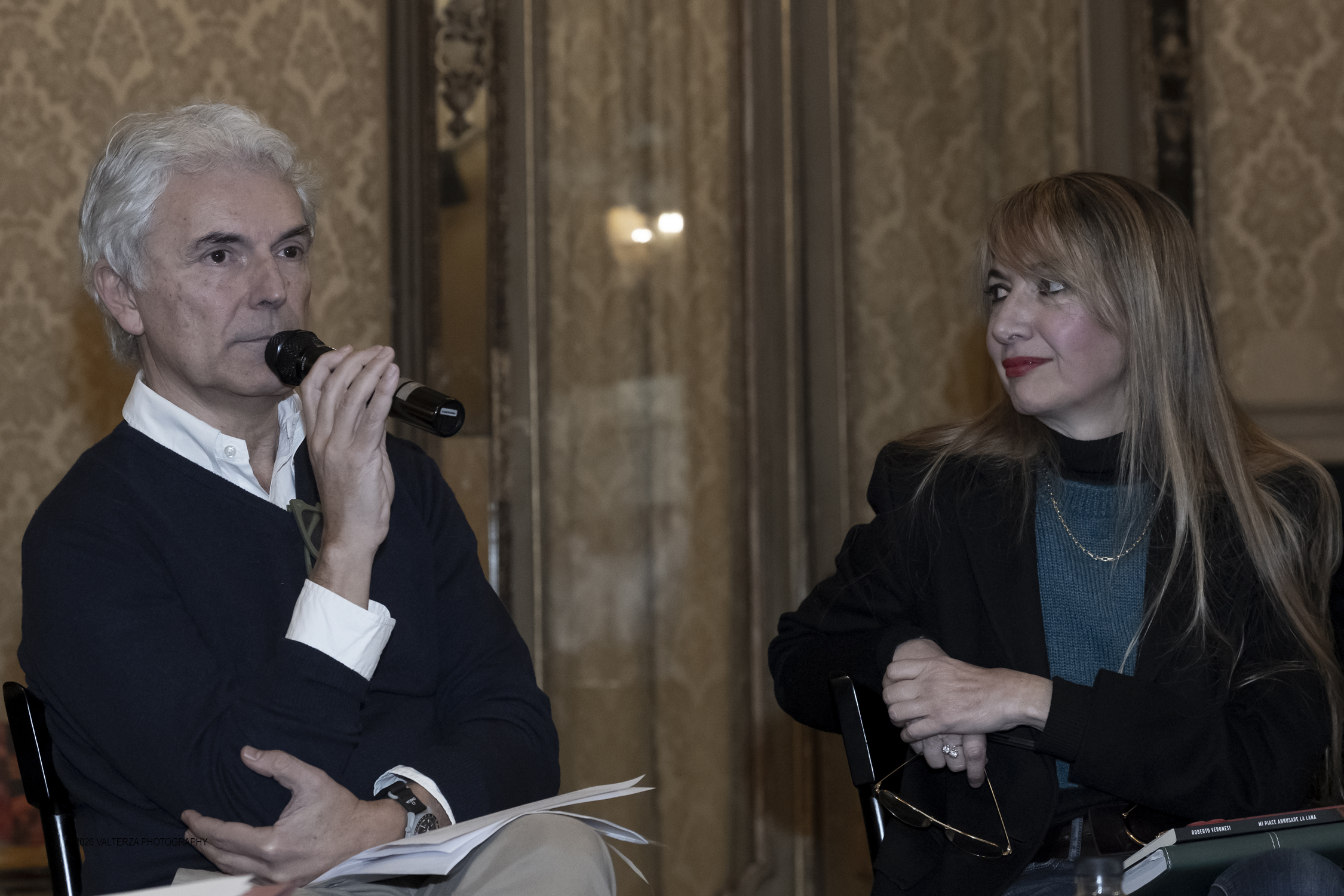 DSCF0122.jpg - 23/02/2025. Torino. Presentazione del libro MI PIACE ANNUSARE LA LANA scritto da Roberto Veronesi ed edito da Paola Caramella Editrice al Circolo della Stampa. Nella foto   Roberto  Veronesi autore e Paola Caramella Editrice