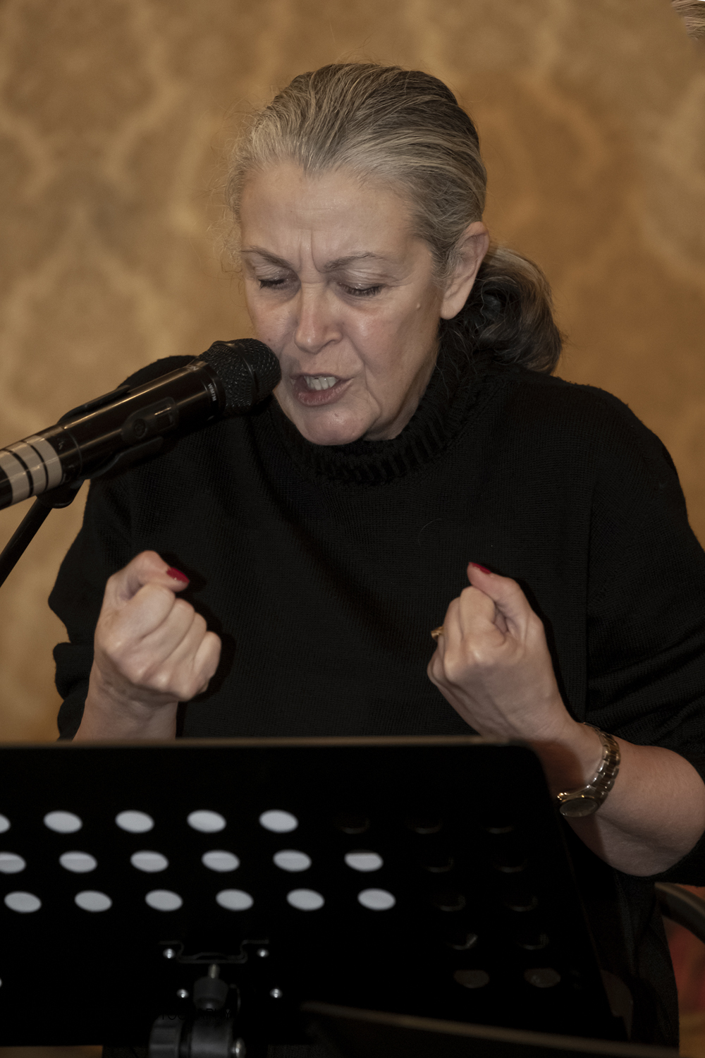 DSCF0136.jpg - 23/02/2025. Torino. Presentazione del libro MI PIACE ANNUSARE LA LANA scritto da Roberto Veronesi ed edito da Paola Caramella Editrice al Circolo della Stampa. Nella foto Roberta Fornier attrice e voce recitante,