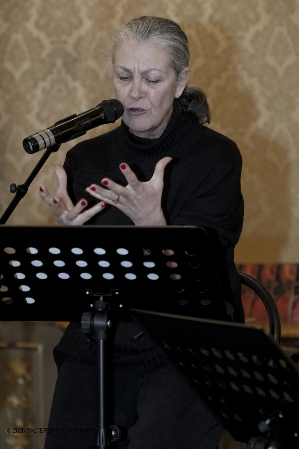 DSCF0140.jpg - 23/02/2025. Torino. Presentazione del libro MI PIACE ANNUSARE LA LANA scritto da Roberto Veronesi ed edito da Paola Caramella Editrice al Circolo della Stampa. Nella foto Roberta Fornier attrice e voce recitante,