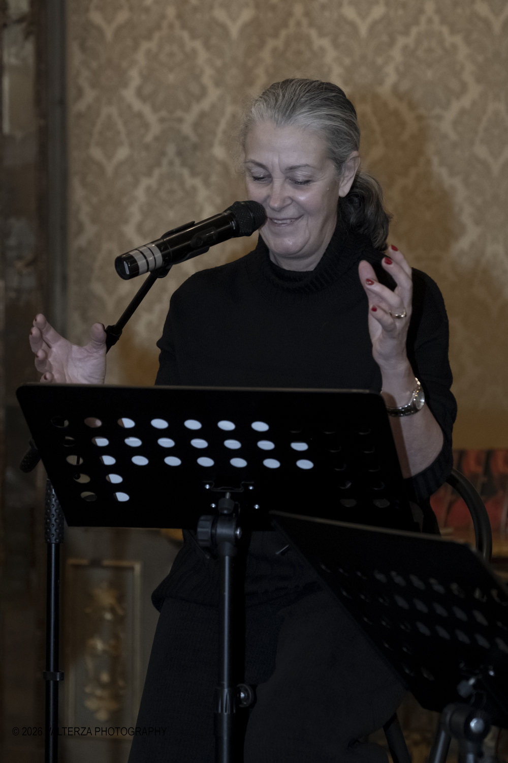 DSCF0148.jpg - 23/02/2025. Torino. Presentazione del libro MI PIACE ANNUSARE LA LANA scritto da Roberto Veronesi ed edito da Paola Caramella Editrice al Circolo della Stampa. Nella foto Roberta Fornier attrice e voce recitante,