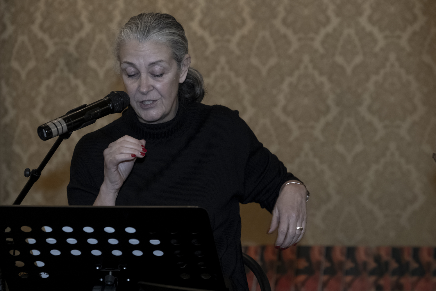 DSCF0154.jpg - 23/02/2025. Torino. Presentazione del libro MI PIACE ANNUSARE LA LANA scritto da Roberto Veronesi ed edito da Paola Caramella Editrice al Circolo della Stampa. Nella foto Roberta Fornier attrice e voce recitante,