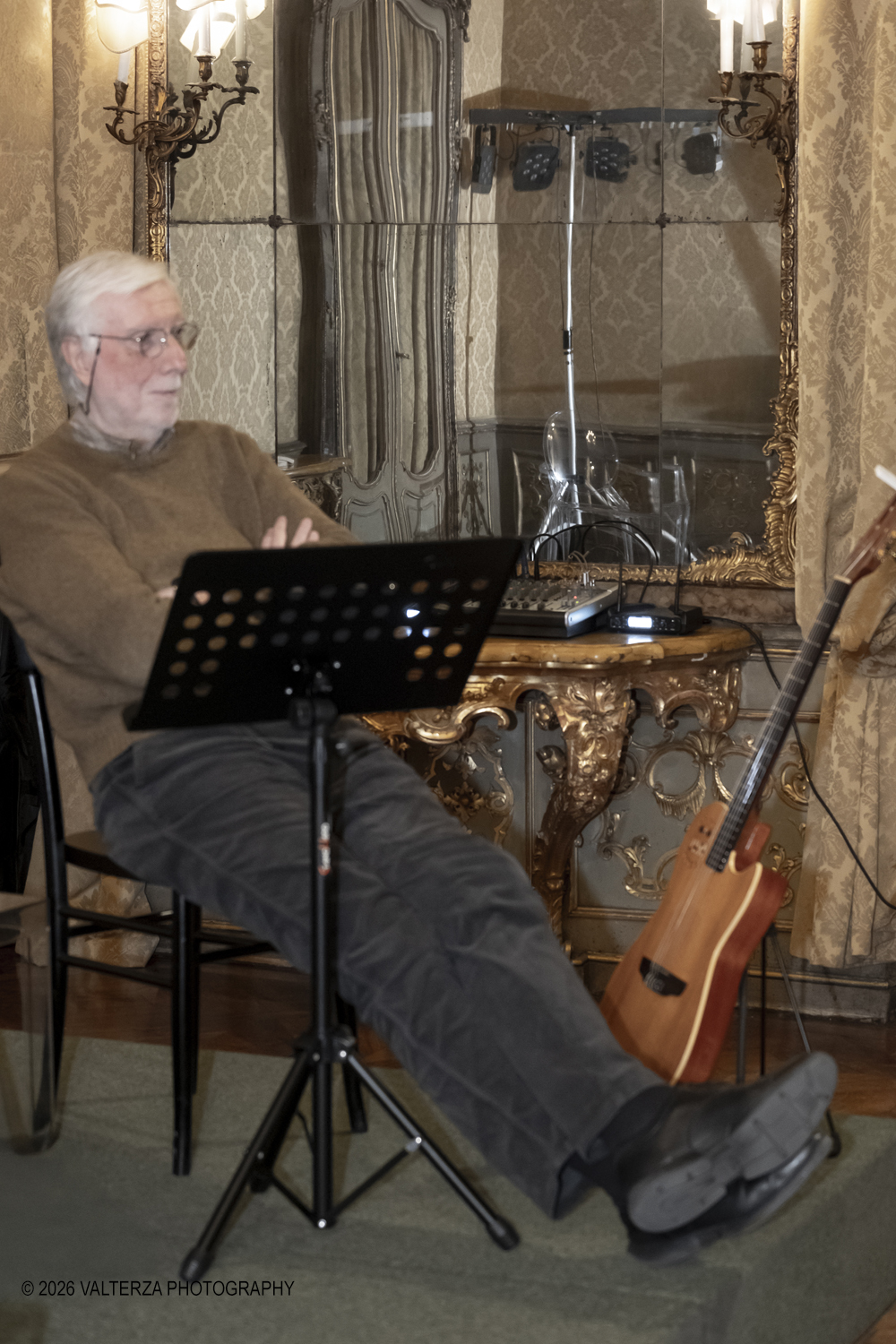 DSCF0173.jpg - 23/02/2025. Torino. Presentazione del libro MI PIACE ANNUSARE LA LANA scritto da Roberto Veronesi ed edito da Paola Caramella Editrice al Circolo della Stampa. Nella foto Gigi Venegoni chitarrista e compositore