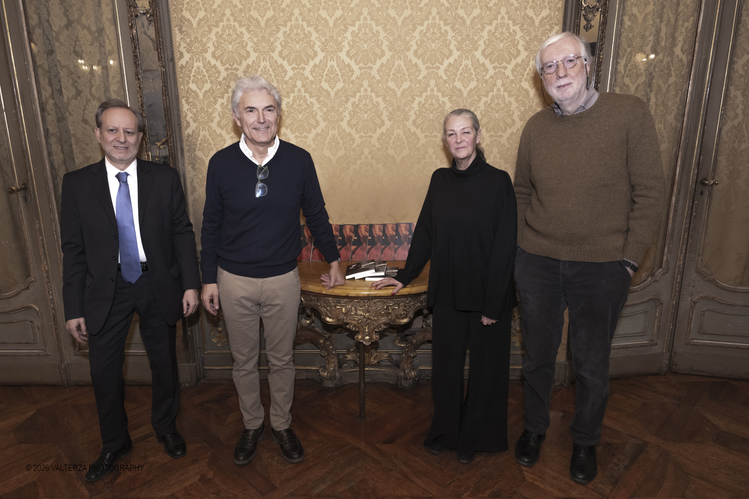 _DSF3481.jpg - 23/02/2025. Torino. Presentazione del libro MI PIACE ANNUSARE LA LANA scritto da Roberto Veronesi ed edito da Paola Caramella Editrice al Circolo della Stampa. Nella foto Alberto Cochis moderatore, Roberto  Veronesi autore, Roberta Fornier attrice e voce recitante, Gigi Venegoni chitarrista e compositore