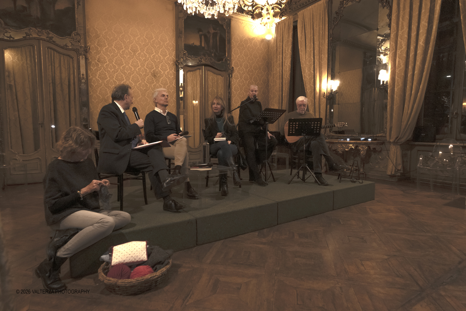_DSF3510.jpg - 23/02/2025. Torino. Presentazione del libro MI PIACE ANNUSARE LA LANA scritto da Roberto Veronesi ed edito da Paola Caramella Editrice al Circolo della Stampa. Nella foto Gabriela Riva ai ferri,Alberto Cochis moderatore, Roberto  Veronesi autore, Paola Caramella editrice, Roberta Fornier attrice e voce recitante e Gigi Venegoni chitarrista e compositore