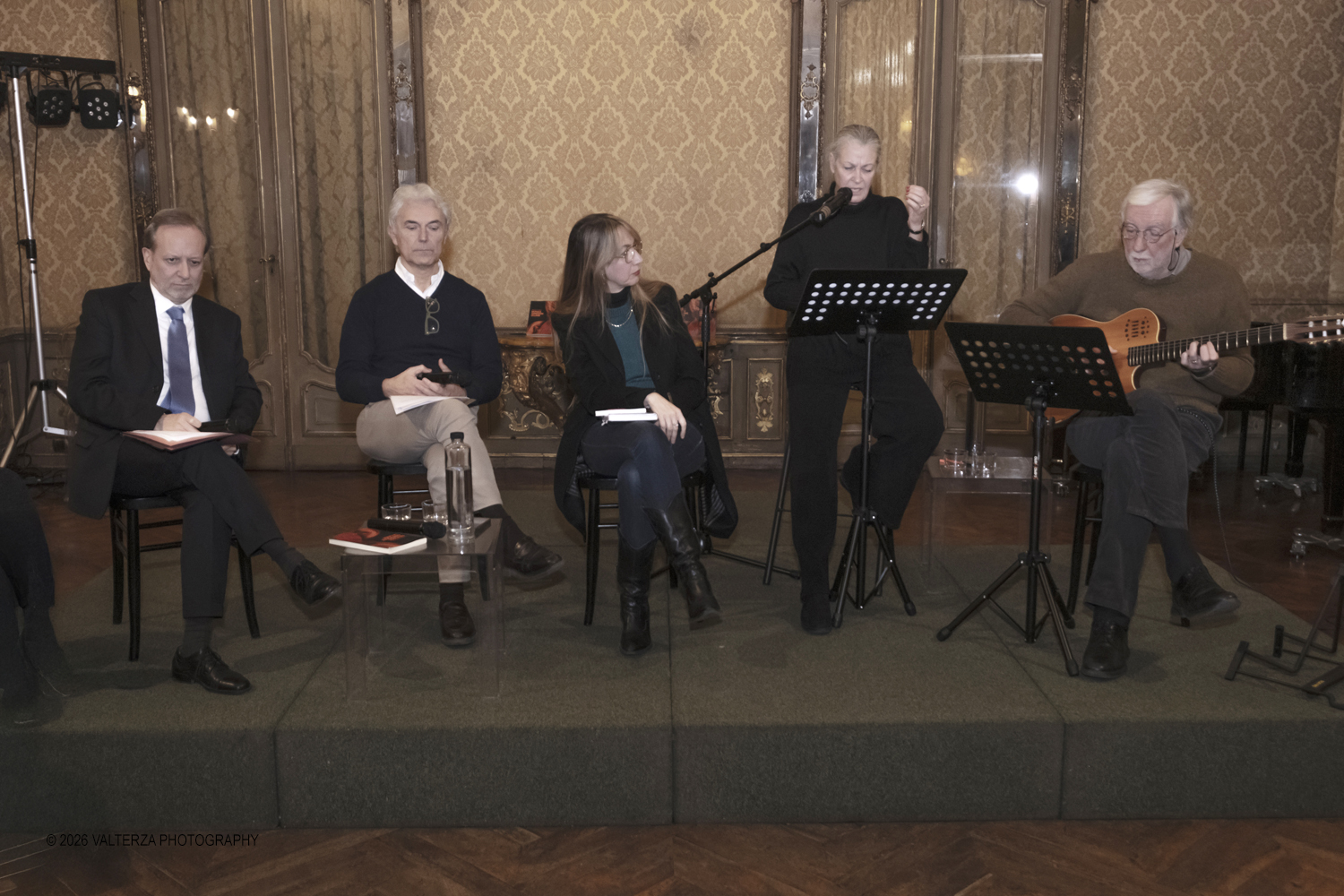 _DSF3515.jpg - 23/02/2025. Torino. Presentazione del libro MI PIACE ANNUSARE LA LANA scritto da Roberto Veronesi ed edito da Paola Caramella Editrice al Circolo della Stampa. Nella foto Alberto Cochis moderatore, Roberto  Veronesi autore, Paola Caramella editrice, Roberta Fornier attrice e voce recitante e Gigi Venegoni chitarrista e compositore