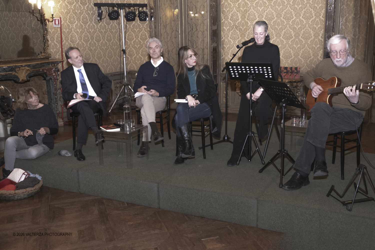 _DSF3517.jpg - Roberto Veronesi ed edito da Paola Caramella Editrice al Circolo della Stampa. Nella fotoGabriela Riva ai ferri,Alberto Cochis moderatore, Roberto  Veronesi autore, Paola Caramella editrice, Roberta Fornier attrice e voce recitante e Gigi Venegoni chitarrista e compositore