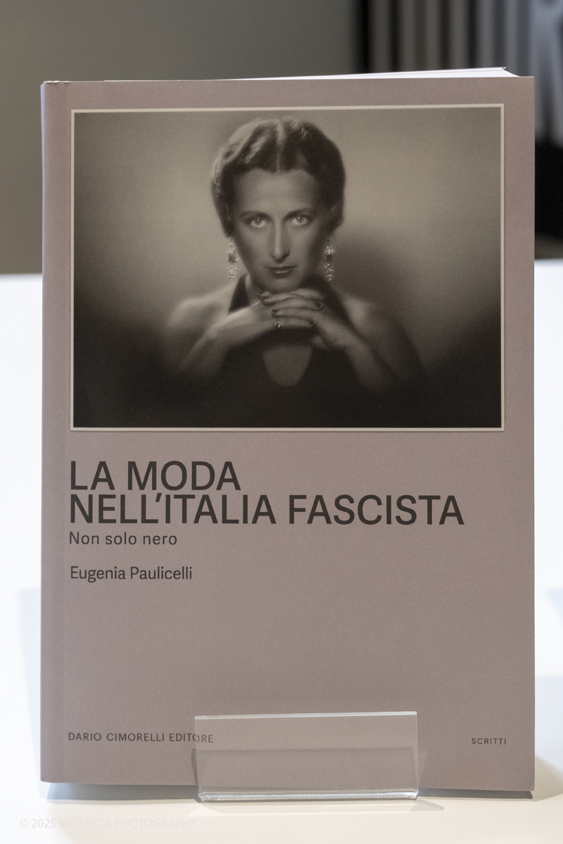 DSCF0098.jpg - 27/05/2025. Torino., CAMERA. Presentazione del volume La moda nell'Italia fascista autrice Eugenia Paulicelli, in dialogo con  con Giulia Carluccio, prorettrice dellâ€™UniversitÃ  di Torino e Barbara Bergaglio, responsabile degli Archivi di CAMERA. Nella foto il libro in presentaziome