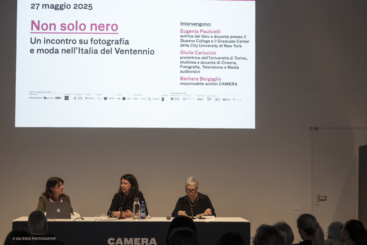 DSCF0128.jpg - 27/05/2025. Torino. Camera Presentazione del volume La moda nell'Italia fascista autrice Eugenia Paulicelli, in dialogo con  con Giulia Carluccio, prorettrice dellâ€™UniversitÃ  di Torino e Barbara Bergaglio, responsabile degli Archivi di CAMERA. Nella foto un momento della presentazione