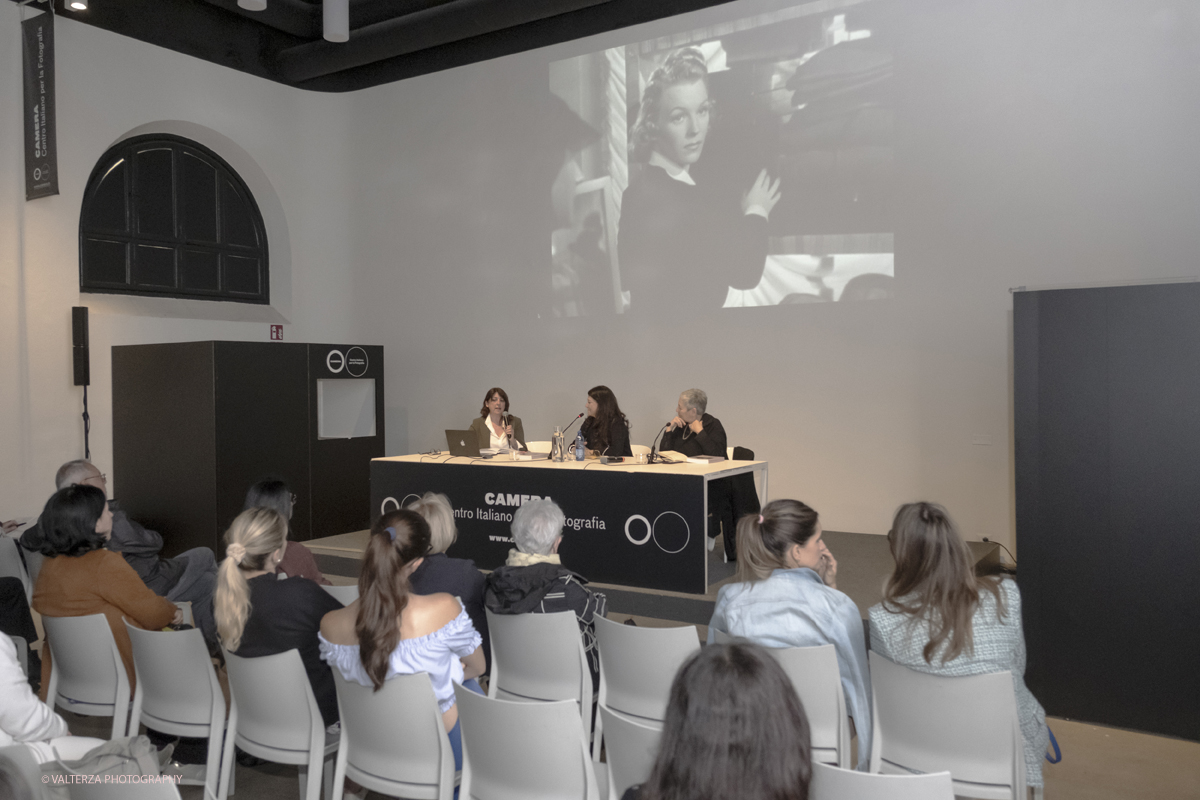 DSCF0162.jpg - 27/05/2025. Torino. Camera Presentazione del volume La moda nell'Italia fascista autrice Eugenia Paulicelli, in dialogo con  con Giulia Carluccio, prorettrice dellâ€™UniversitÃ  di Torino e Barbara Bergaglio, responsabile degli Archivi di CAMERA. Nella foto un momento della presentazione