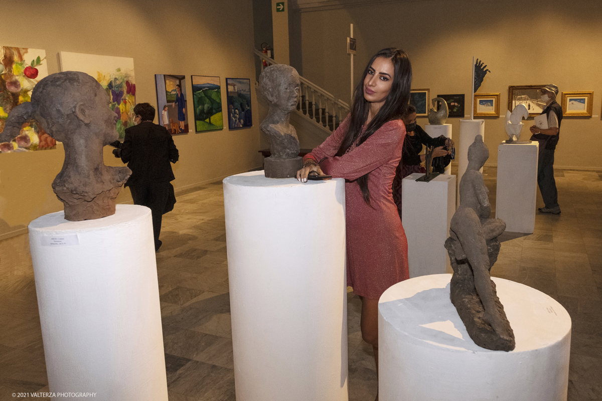 _DSF6840_pp.jpg - 15/09/2021. Torino. Inaugurazione dell'esposizione annuale degli artisti soci della Promotrice delle Belle Arti di Torino. Nella foto l'artista scultrice e pittrice Lisena Aresu con le sue opere.