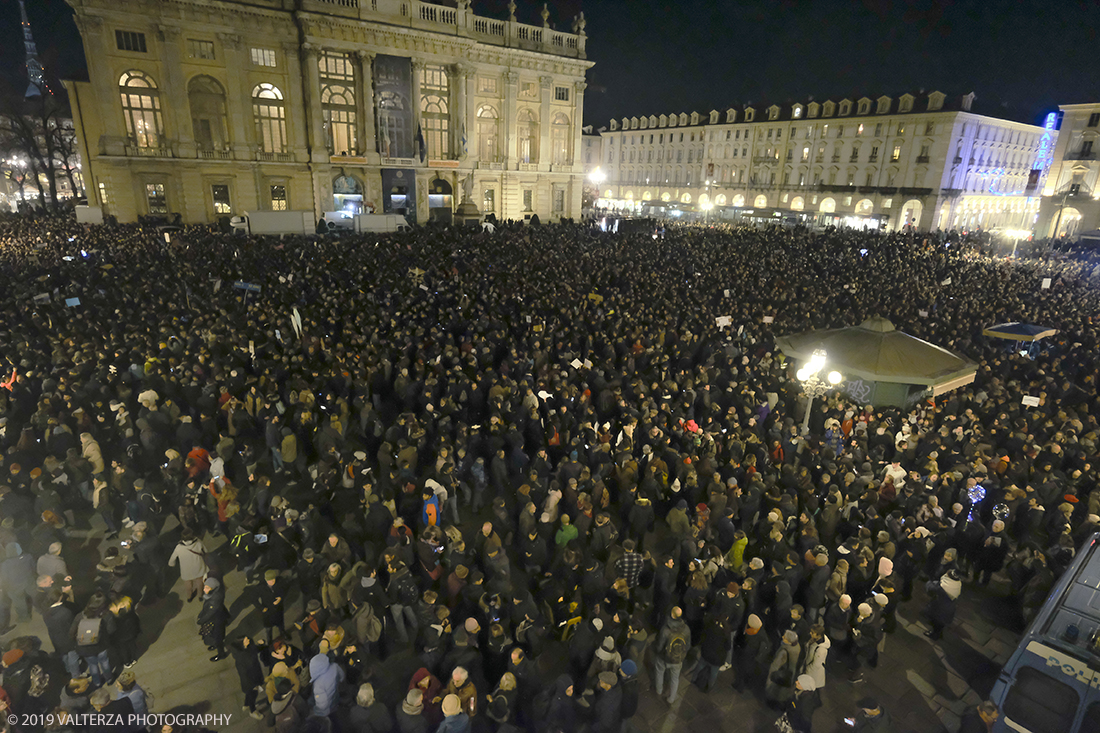 _DSF0817.jpg - 10/12/2019. Torino. Il movimento delle sardine manifesta in piazza Castello a Torino. Nella foto la piazza gremita di manifestanti.