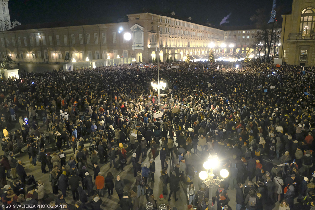_DSF0833.jpg - 10/12/2019. Torino. Il movimento delle sardine manifesta in piazza Castello a Torino. Nella foto la piazza gremita di manifestanti.